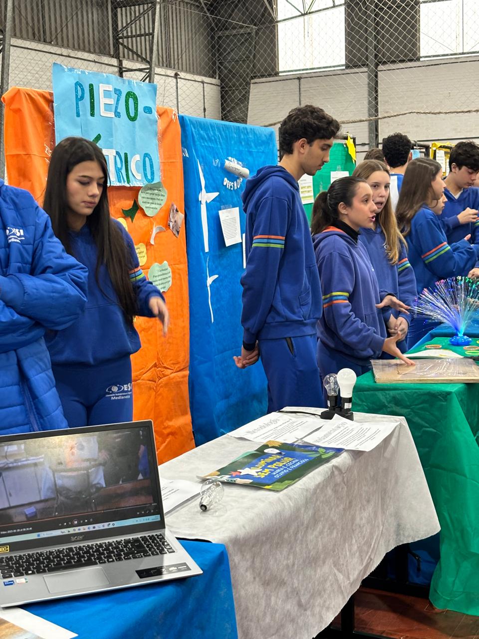Estudantes apresentando projetos na Feira de Ideias 2025