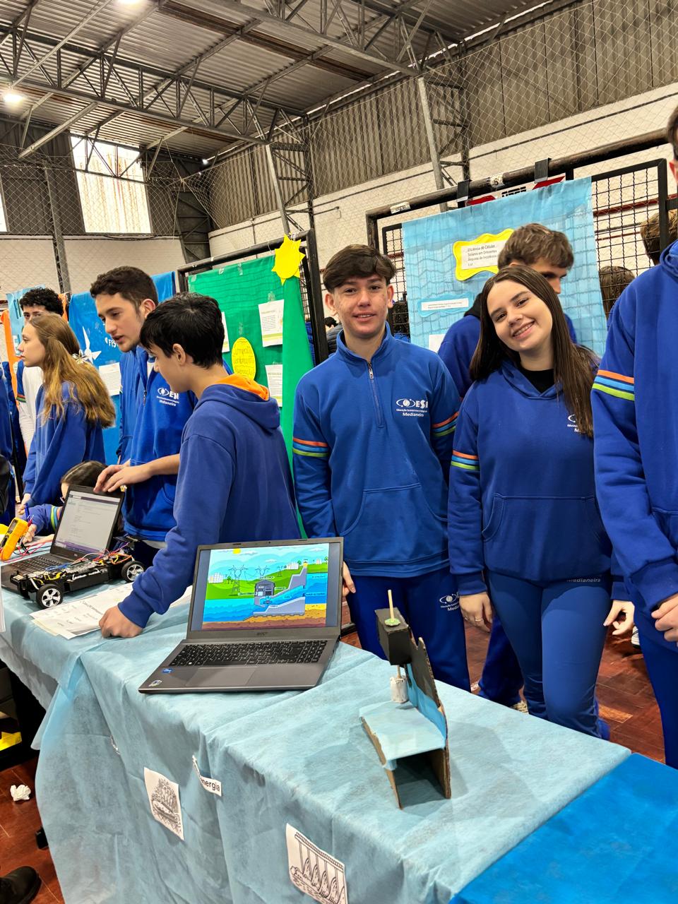 Estudantes explicando experimentos de energia