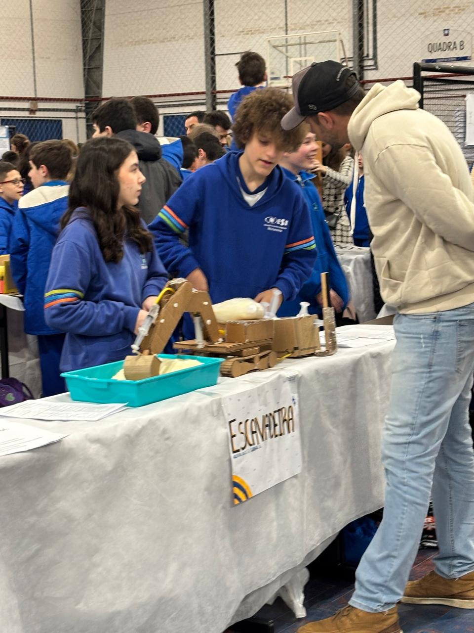 Estudante com projeto de estrutura treliçada