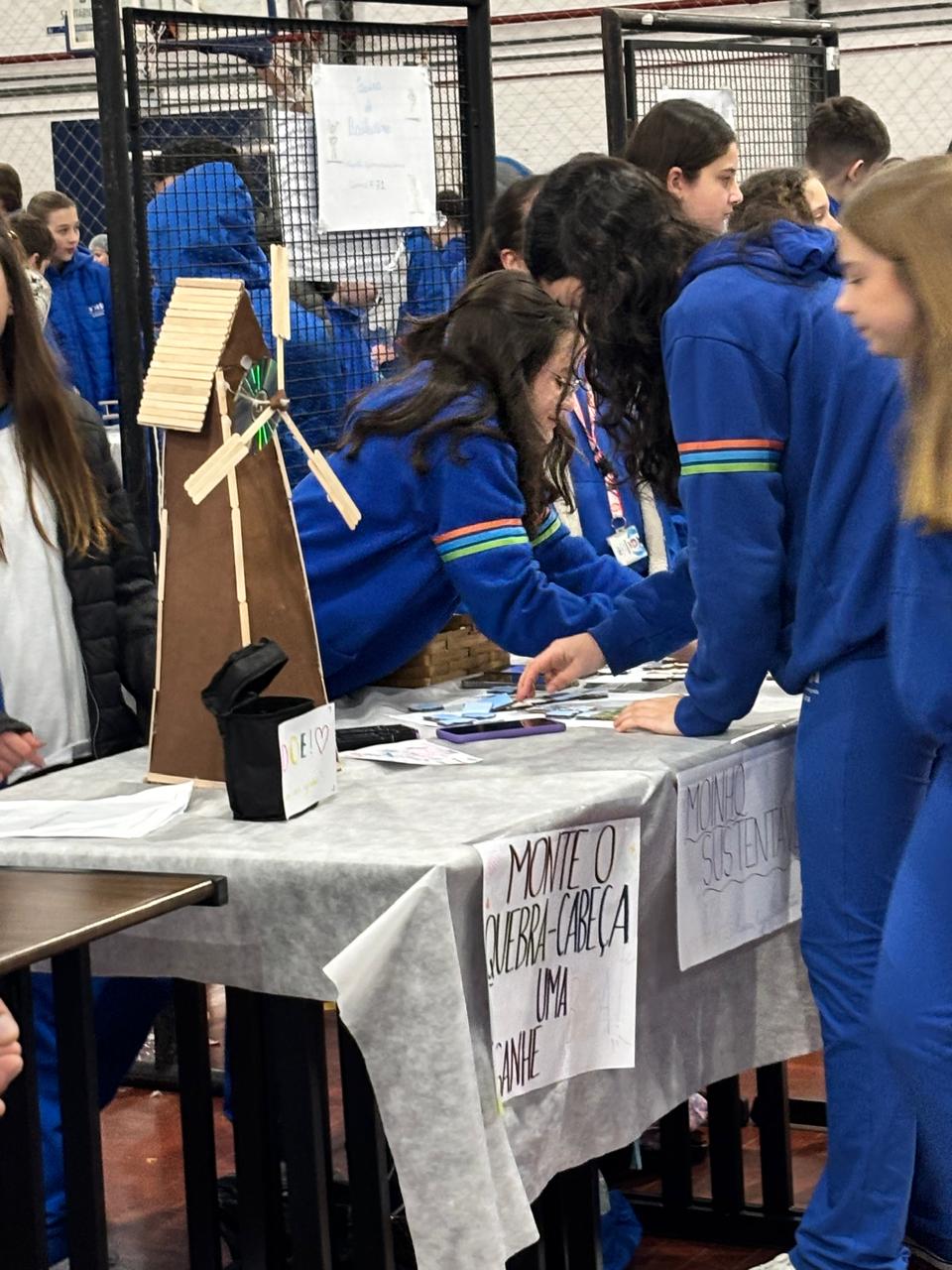 Visão geral da feira com diversos projetos